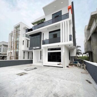 5 BEDROOM FULLY DETACHED DUPLEX WITH SWIMMING POOL 