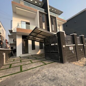 5 BEDROOM FULLY DETACHED DUPLEX WITH SWIMMING POOL 