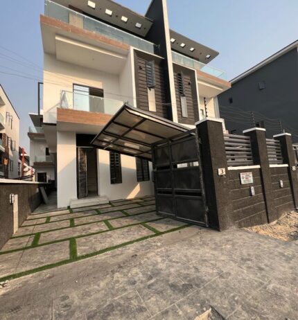 5 BEDROOM FULLY DETACHED DUPLEX WITH SWIMMING POOL 