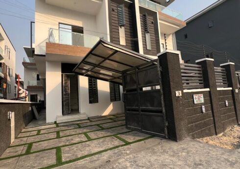 5 BEDROOM FULLY DETACHED DUPLEX WITH SWIMMING POOL 
