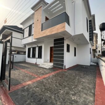 4 BEDROOM FULLY DETACHED DUPLEX 