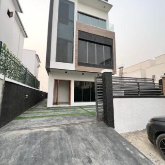 4 BEDROOM FULLY DETACHED DUPLEX 