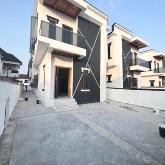 5 BEDROOM  FULLY DETACHED DUPLEX