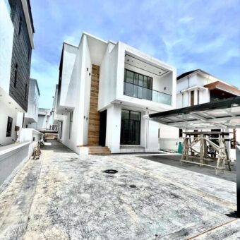  5 BEDROOM FULLY DETACHED DUPLEX WITH SWIMMING POOL 