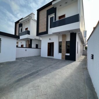 4 BEDROOM FULLY DETACHED DUPLEX 