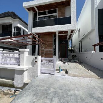 4 BEDROOM FULLY DETACHED DUPLEX WITH BQ