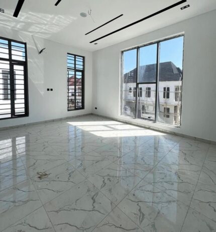 5 BEDROOM  FULLY DETACHED DUPLEX