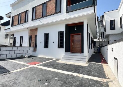 5 BEDROOM  SEMI DETACHED DUPLEX 