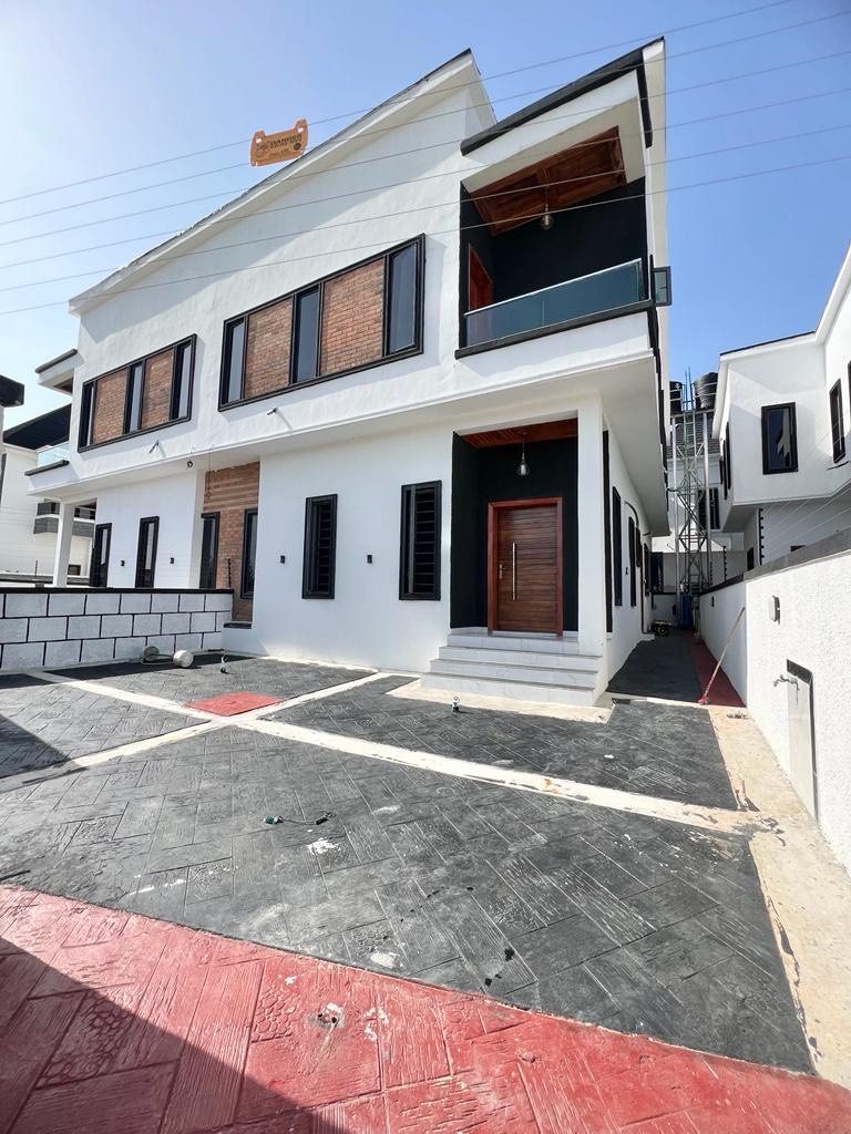 5 BEDROOM  SEMI DETACHED DUPLEX 