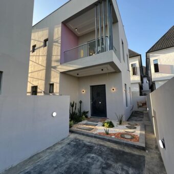 4 BEDROOM  FULLY DETACHED DUPLEX 