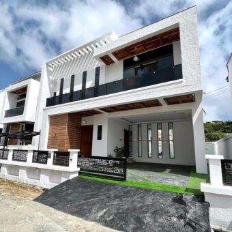 LUXURY 5 BEDROOM FULLY DETACHED DUPLEX WITH SWIMMING POOL 