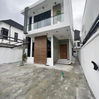 4 BEDROOM FULLY DETACHED DUPLEX 