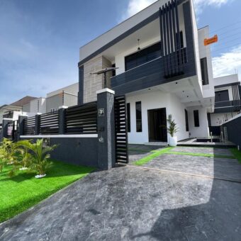 5 BEDROOM FULLY DETACHED DUPLEX WITH SWIMMING POOL 