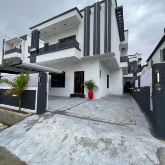 FOR SALE !!! 4 BEDROOM FULLY DETACHED DUPLEX WITH BQ