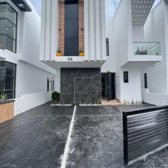 FOR SALE !!! 5 BEDROOM FULLY DETACHED DUPLEX WITH BQ