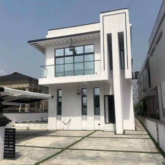 FOR SALE !!! 5 Bedroom FULLY DETACHED DUPLEX with swimming pool